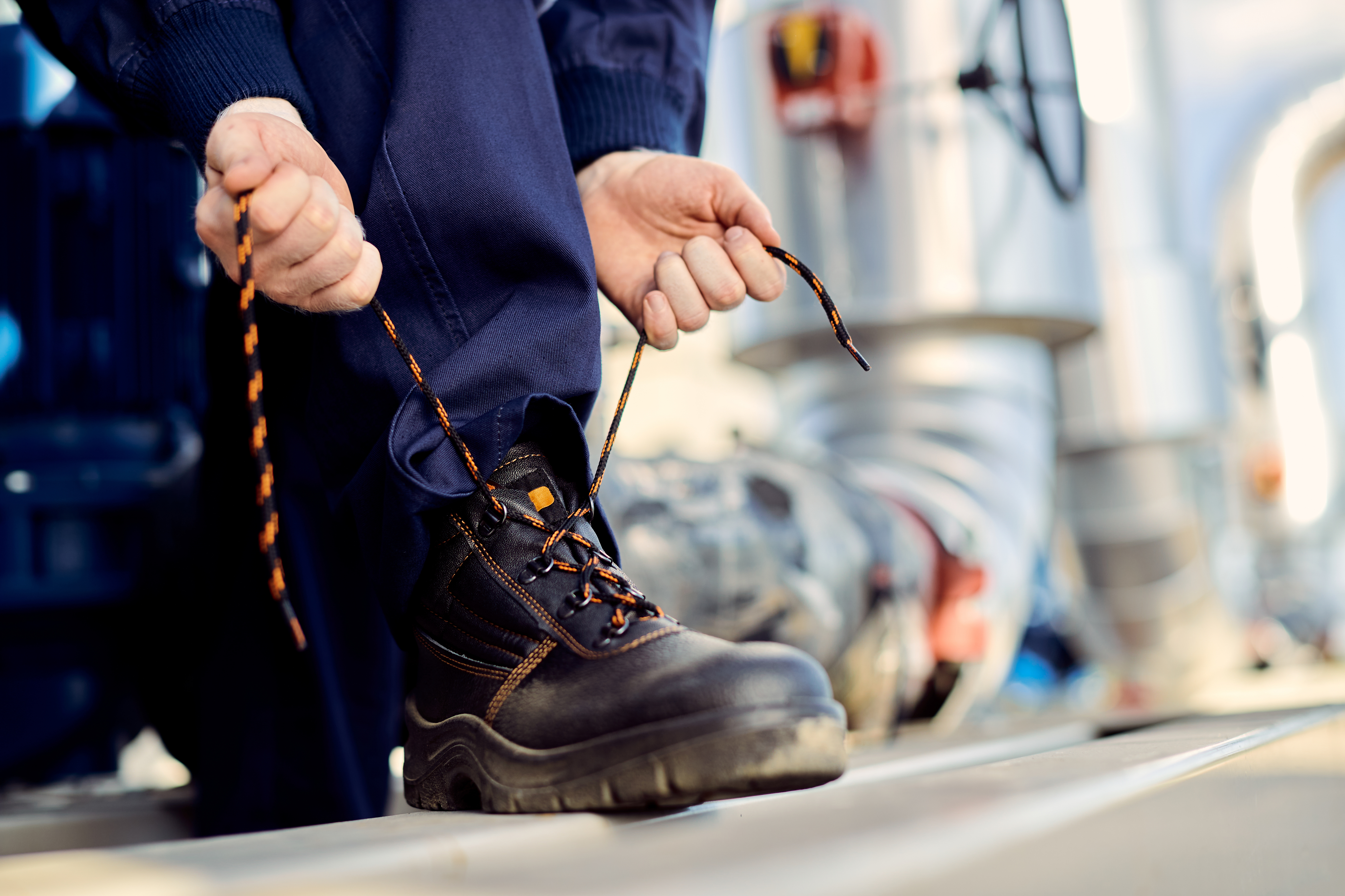 Apa Itu Safety Shoes? Salah Satu Pelindung Wajib di Tempat Kerja!