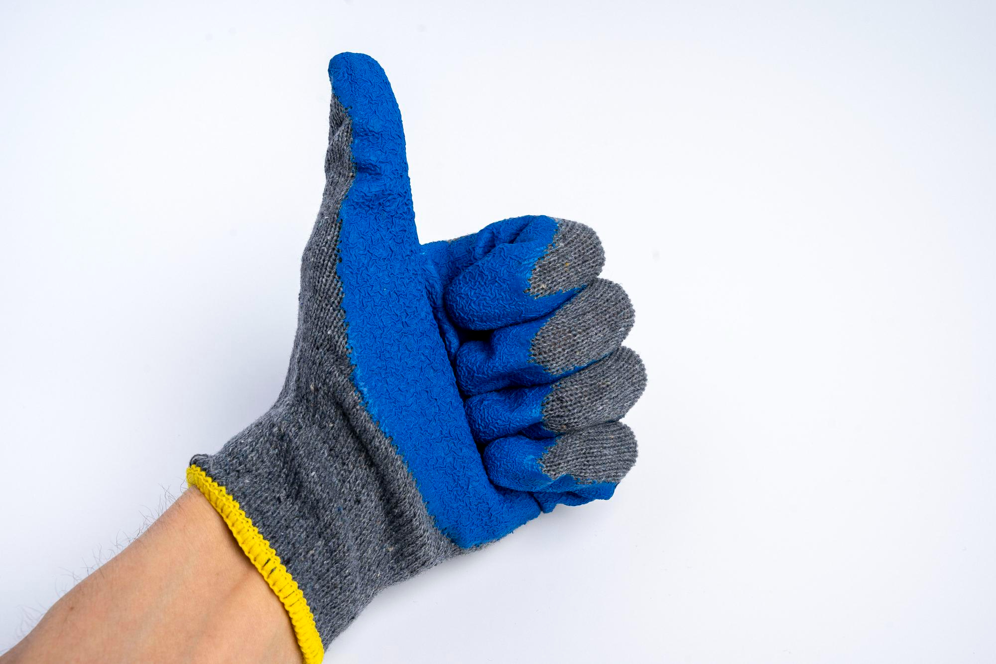 Bagaimana Cara Memperbaiki Safety Gloves yang Rusak dan Merawatnya dengan Benar?